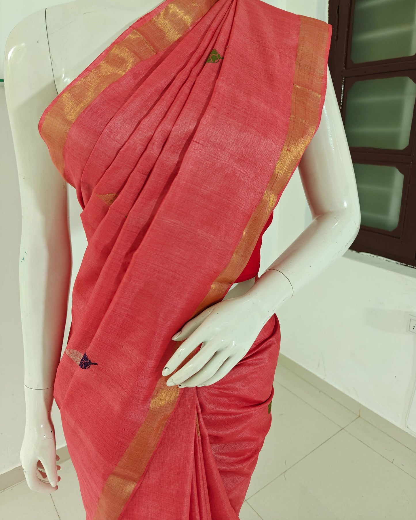 Guldasta Elegance – Traditional & Party Wear Saree with Intricate Jaal Work