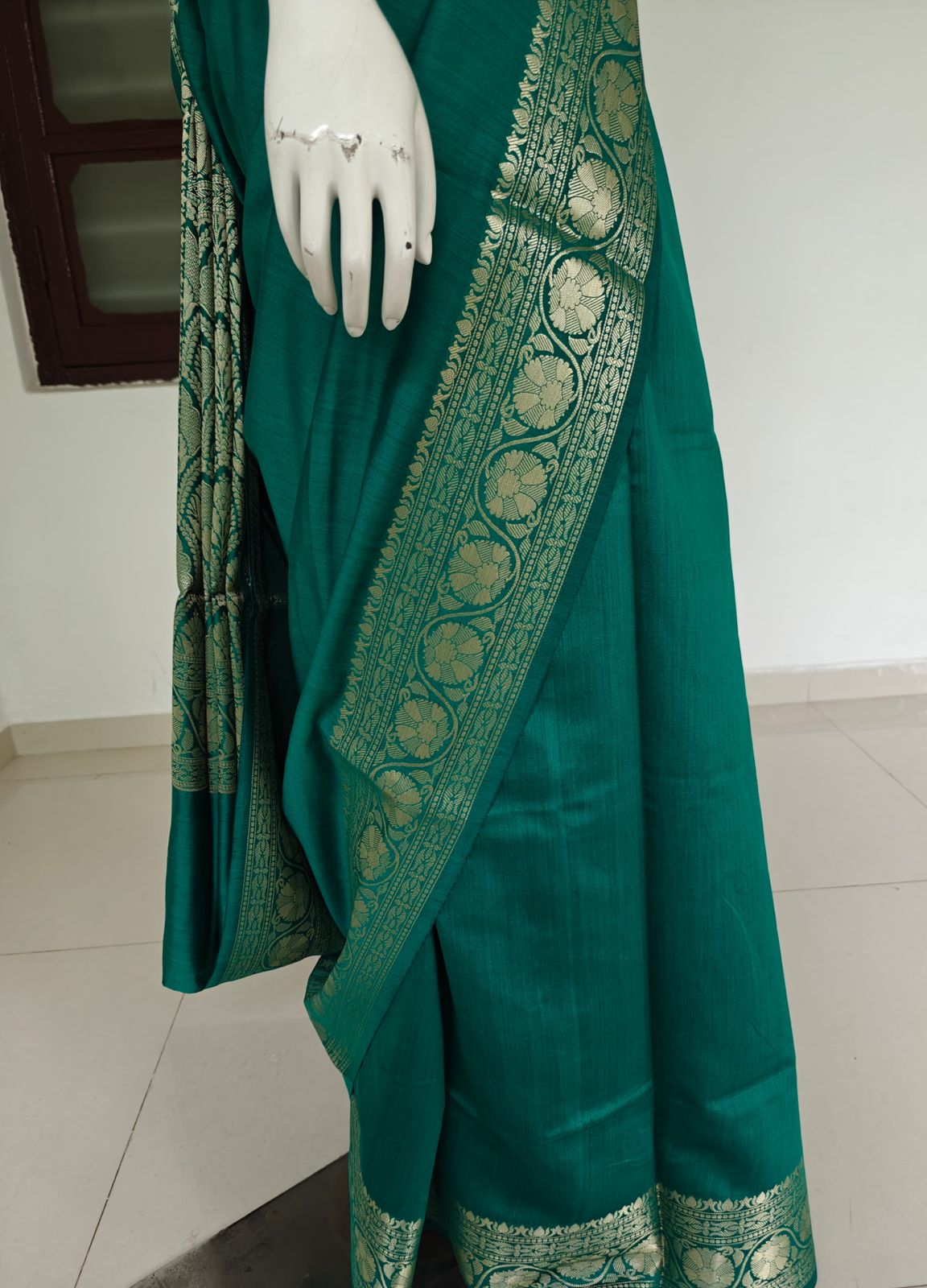 Elegant Banarasi Chinia Silk Saree with Blouse and Silk Mark Tag
