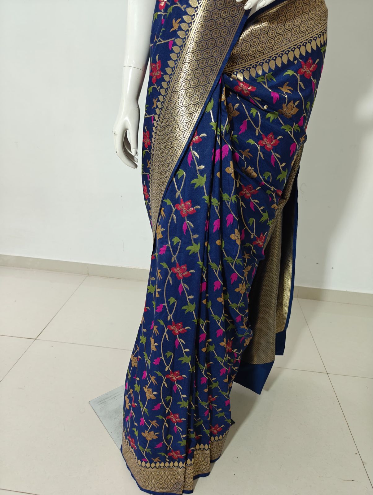 Elegant Banarasi Silk Cotton Saree with Blouse – A Perfect Blend of Tradition & Comfort