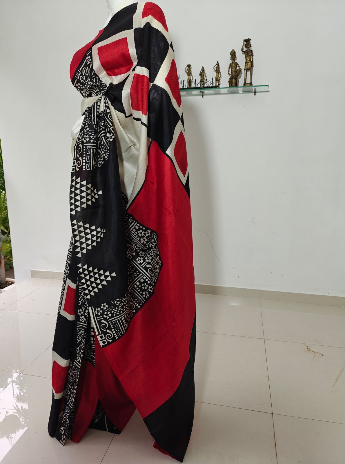Geometric Printed Red Black Vishnupui Silk