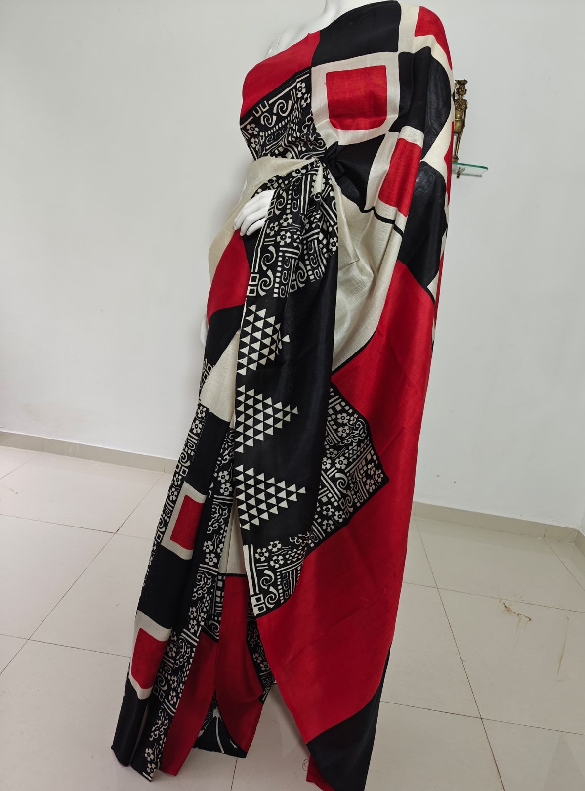 Geometric Printed Red Black Vishnupui Silk