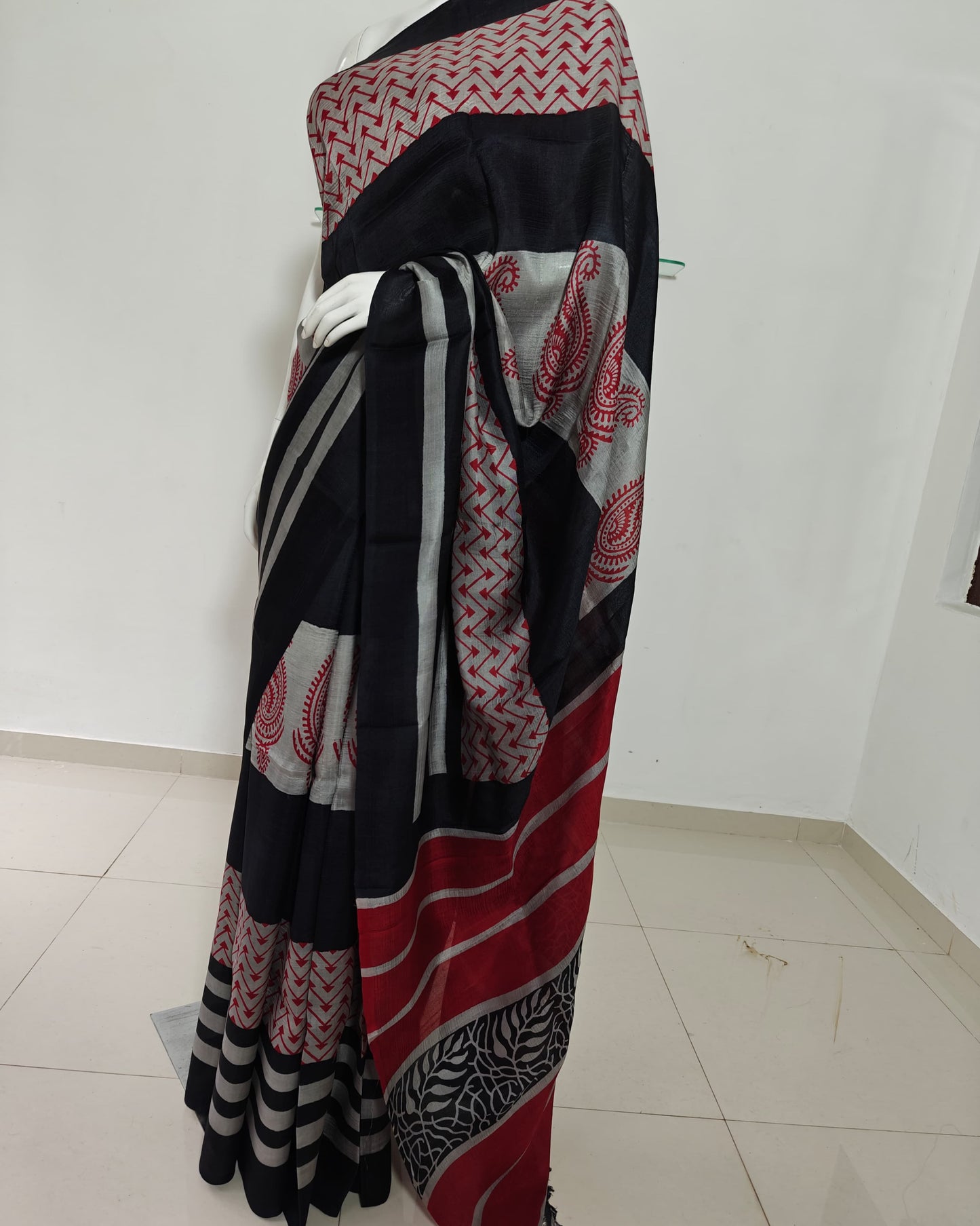 Urban Muse – Handwoven Vishnupuri Pure Silk Saree with Maroon Blouse