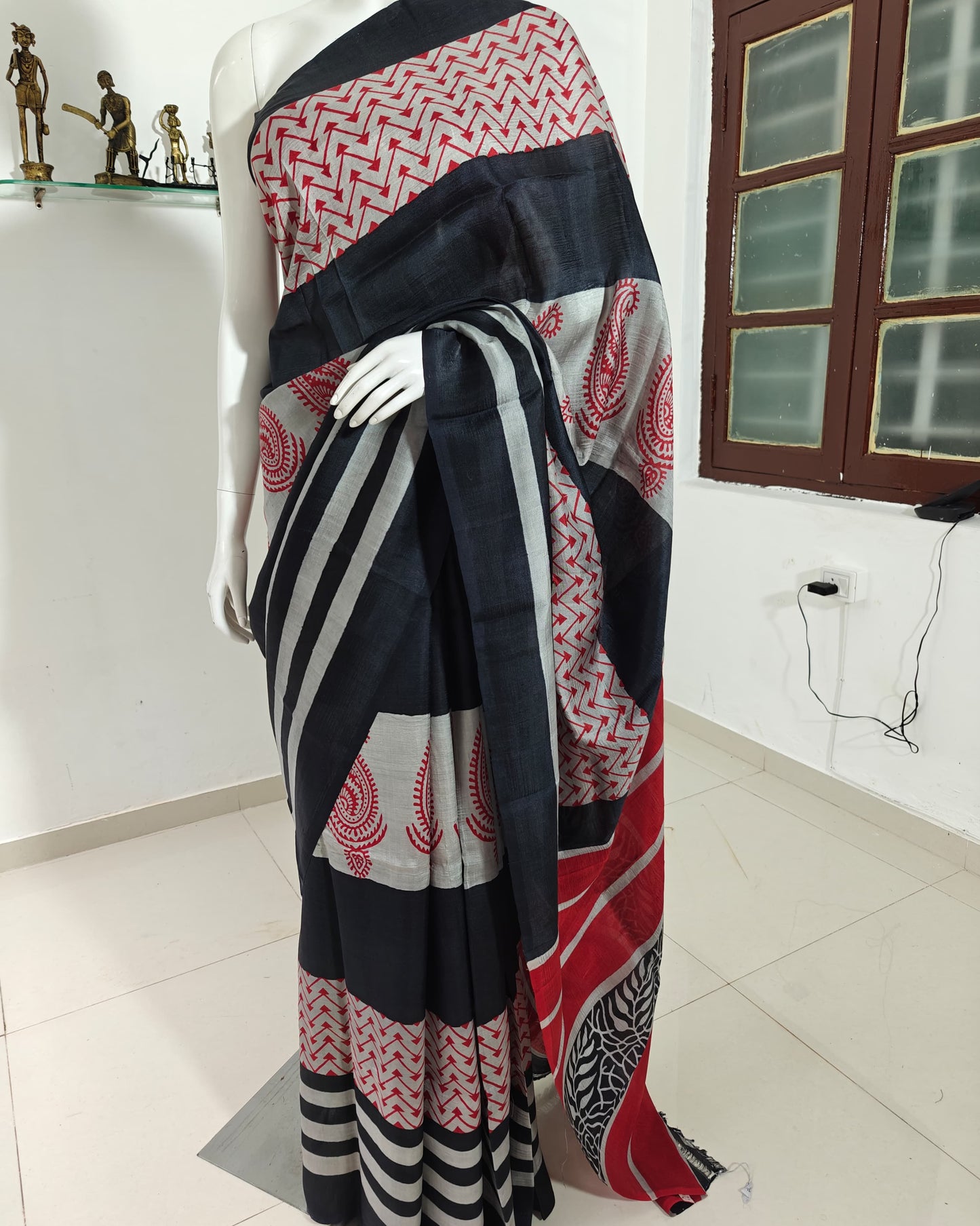 Urban Muse – Handwoven Vishnupuri Pure Silk Saree with Maroon Blouse